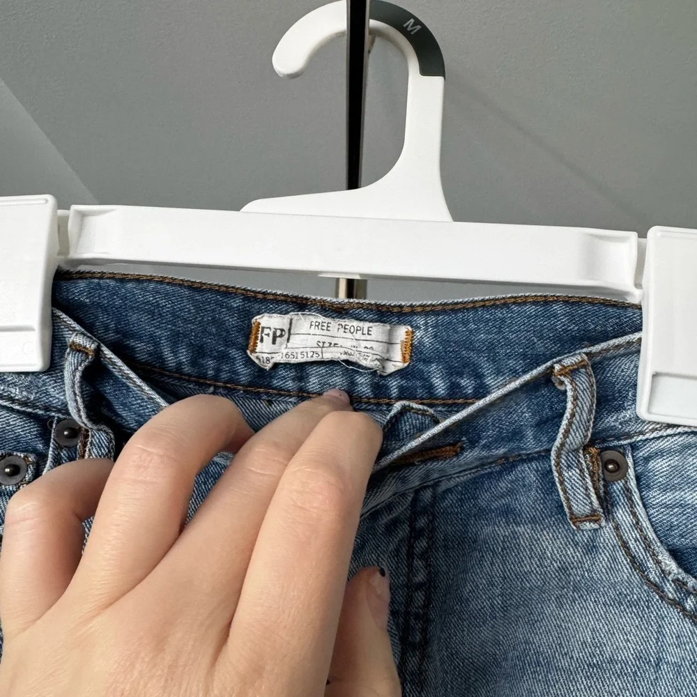 Free People Distressed Denim Shorts Size 29 - Picture 6 of 11